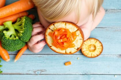 طفل يأكل الخضار بسعادة.