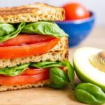 طماطم طازجة في ساندويتش مقرمش.