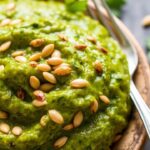 صلصة بيستو جريئة مع بذور اليقطين وجرجير لوجبات مشرقة.