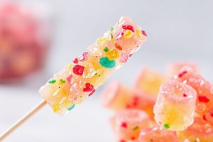 أعواد حلوى صخرية ملونة مصنوعة يدوياً، علم حلو.